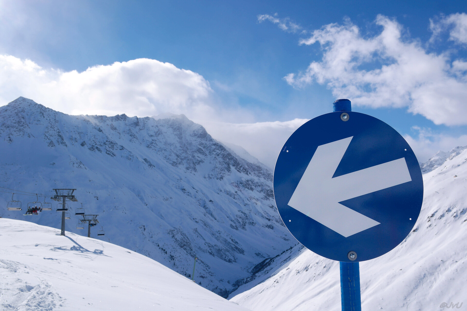 Mode sur les pistes de ski : rouge et bleu