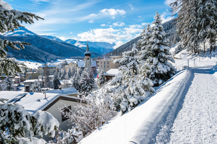 Vue sur la belle ville de Davos.