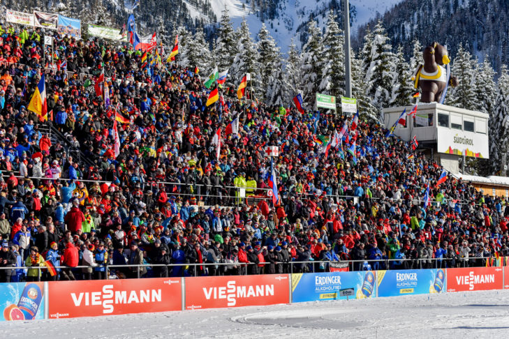 Aucun stade de biathlon de la Coupe du monde n'est situé plus haut que celui d'Antholz. En 2026, lors des Jeux olympiques d'hiver, l'enthousiasme des fans sera ici à 1.600 m d'altitude, tout comme la charge physique pour les athlètes.