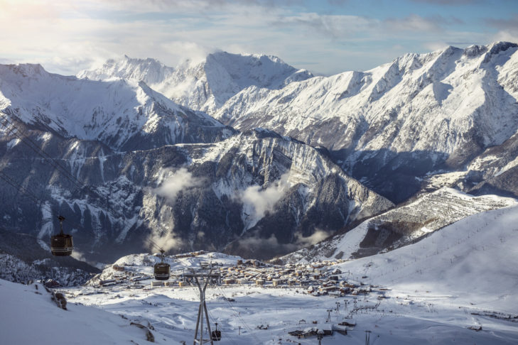 Sur les pistes qui surplombent le célèbre village alpin de l'Alpe d'Huez, le plaisir de la glisse est sans limite.