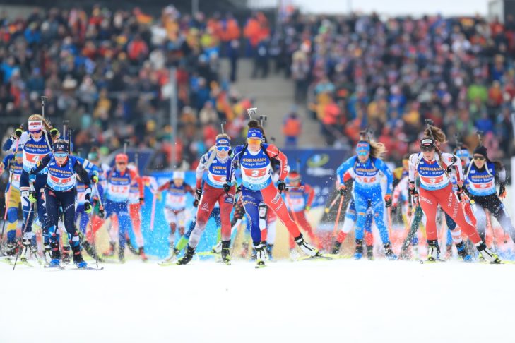Dans toutes les épreuves de la Coupe du monde de biathlon 2025/26, chaque athlète doit à la fois s'élancer sur la piste de ski de fond et marquer au stand de tir.
