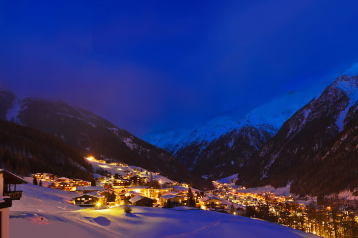 Située au bout de la vallée de l'Ötz, Sölden est une station qui dégage un charme particulier, notamment à l'heure de Noël et en soirée.