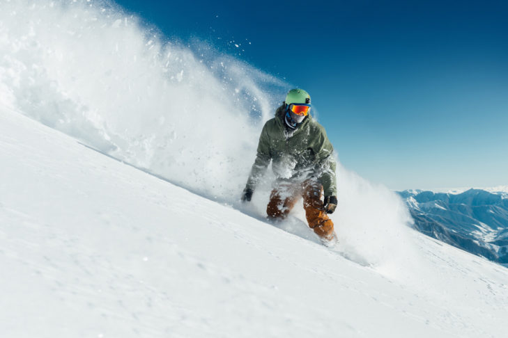 Dans la poudreuse sur les pentes de montagne les plus raides et irréelles du monde, les freeriders professionnels se sentent chez eux, que ce soit en snowboard ou en ski.