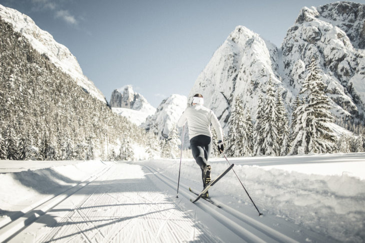 Sous un soleil radieux, les amateurs de sports d'hiver peuvent explorer près de 1 800 kilomètres de pistes de ski de fond dans le Tyrol du Sud.
