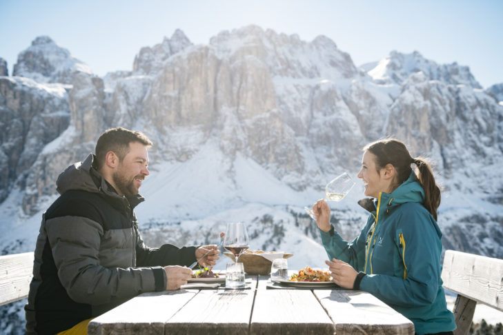 Dans les stations de ski du Tyrol du Sud, les terrasses ensoleillées permettent de déguster de nombreuses spécialités culinaires de la région.